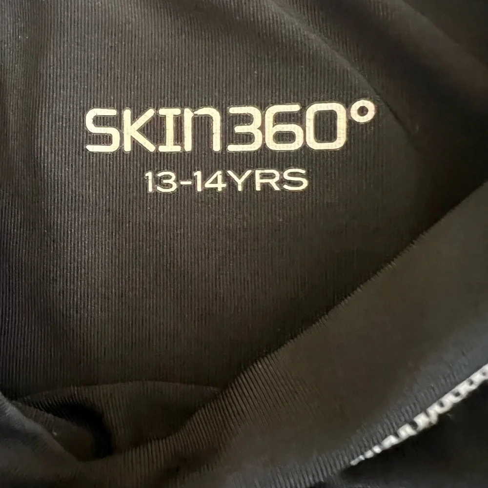 SKIN 360 BOYS BLACK SHORT SLEEVE TOP W/WHITE STITCHING. AGE 13-14. .
